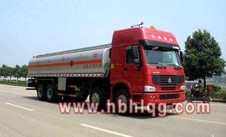 斯太尔豪运前四后八油罐车 图片